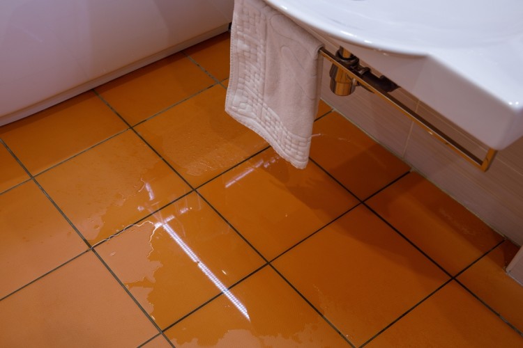 Water Leaking Require Emergency Plumber